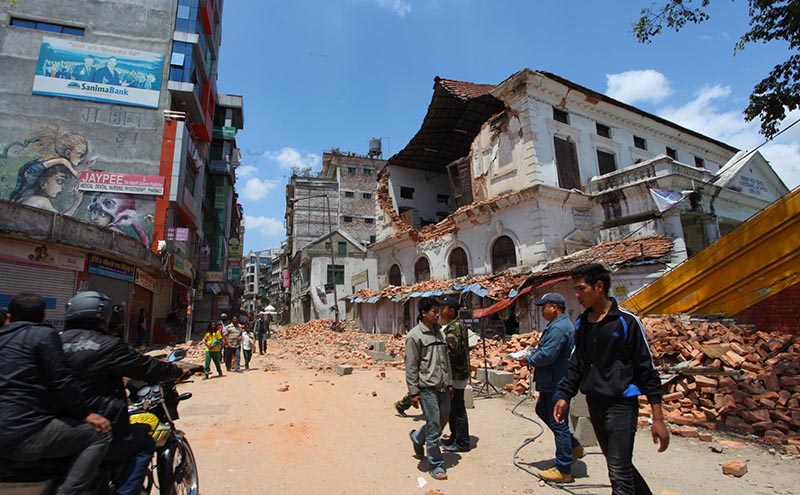 Nepal, due ragazzini salvati dalle macerie. Tre gli italiani dispersi Nepal, due ragazzini salvati dalle macerie. Tre gli italiani dispersi
