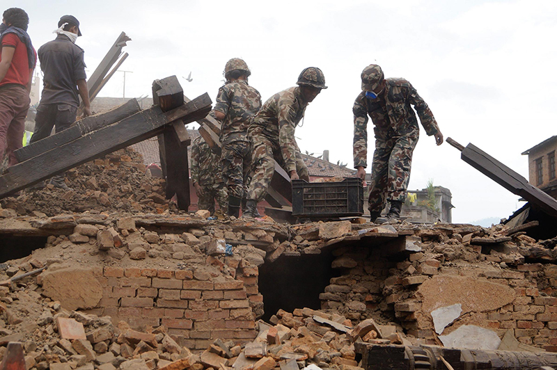 Nepal, due ragazzini salvati dalle macerie. Tre gli italiani dispersi Nepal, due ragazzini salvati dalle macerie. Tre gli italiani dispersi