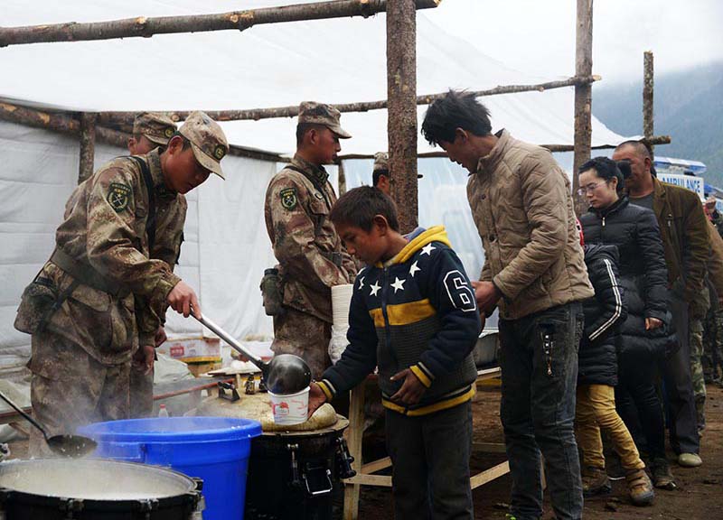 Nepal, due ragazzini salvati dalle macerie. Tre gli italiani dispersi Nepal, due ragazzini salvati dalle macerie. Tre gli italiani dispersi