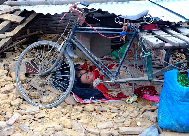 Nepal, due ragazzini salvati dalle macerie. Tre gli italiani dispersi Nepal, due ragazzini salvati dalle macerie. Tre gli italiani dispersi