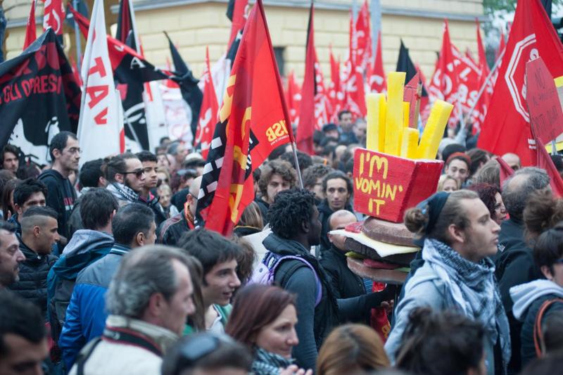 Expo, i black bloc devastano il centro di Milano Expo, i black bloc devastano il centro di Milano