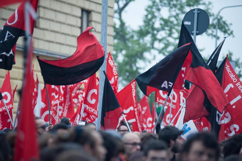 Expo, i black bloc devastano il centro di Milano Expo, i black bloc devastano il centro di Milano