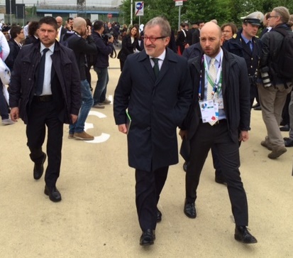 Inaugurazione Expo: Monti ignorato e la sfiga di entrare con Lapo. CATTIVERIE Inaugurazione Expo: Monti ignorato e la sfiga di entrare con Lapo. CATTIVERIE