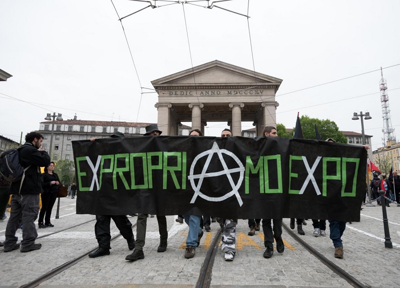 Expo, i black bloc devastano il centro di Milano Expo, i black bloc devastano il centro di Milano