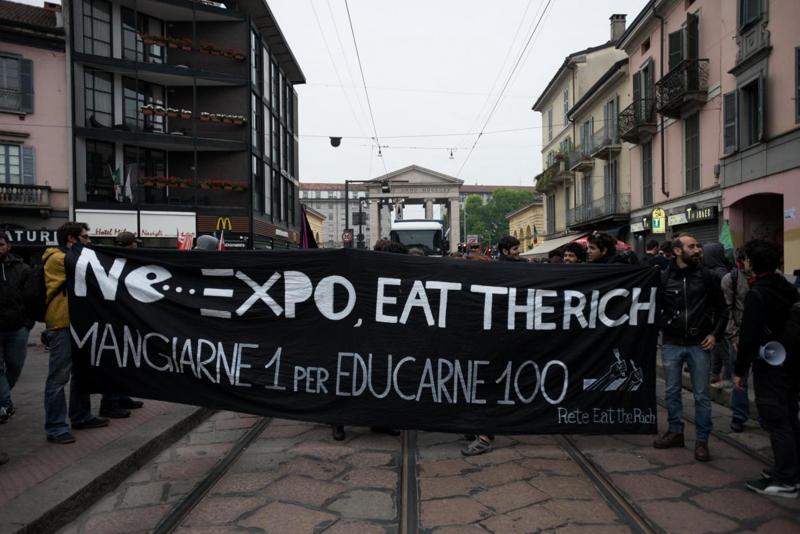 Expo, i black bloc devastano il centro di Milano Expo, i black bloc devastano il centro di Milano