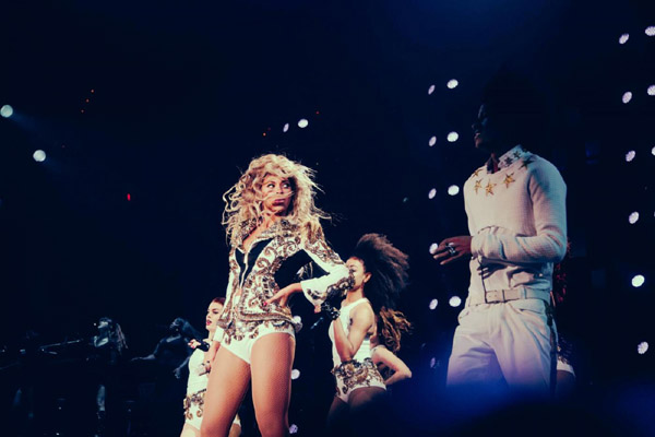 Beyoncé, scollatura da urlo a bordo ring. FOTO