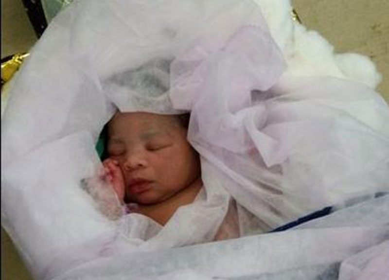 Galleria foto 'Ecco la nata bimba sulla nave della Marina: “E’ lei la Royal Baby”' - foto 1