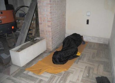 “Pagate o spostiamo la salma”, I parenti occupano il cimitero