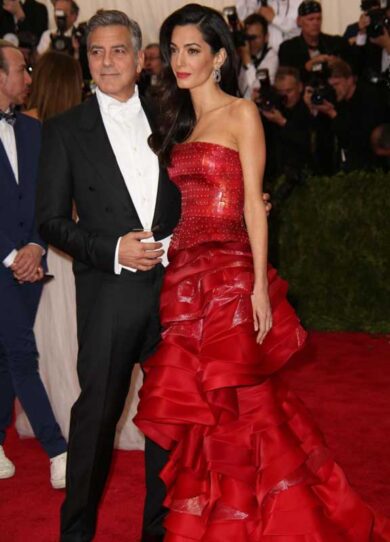 Met Gala 2015, Rihanna e l’abito chilometrico “frittatone”