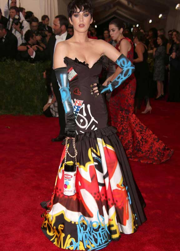 Met Gala 2015, Rihanna e l’abito chilometrico “frittatone” Met Gala 2015, Rihanna e l’abito chilometrico “frittatone”