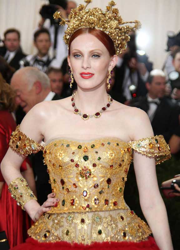 Met Gala 2015, Rihanna e l’abito chilometrico “frittatone” Met Gala 2015, Rihanna e l’abito chilometrico “frittatone”