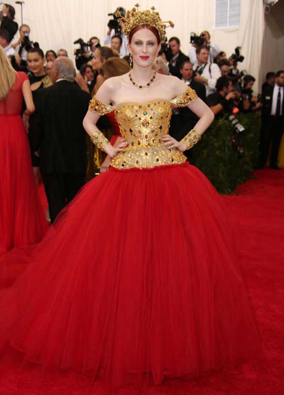Met Gala 2015, Rihanna e l’abito chilometrico “frittatone” Met Gala 2015, Rihanna e l’abito chilometrico “frittatone”