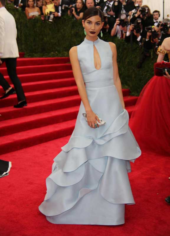 Met Gala 2015, Rihanna e l’abito chilometrico “frittatone” Met Gala 2015, Rihanna e l’abito chilometrico “frittatone”
