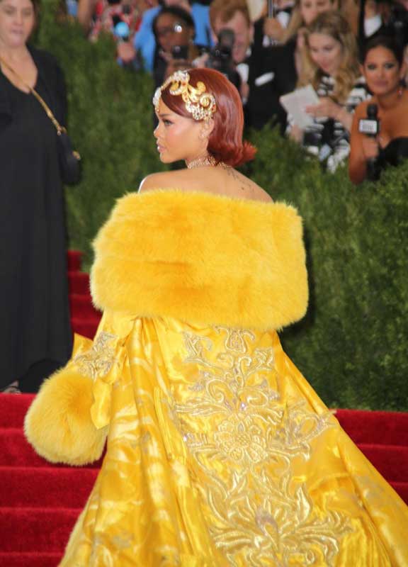 Met Gala 2015, Rihanna e l’abito chilometrico “frittatone” Met Gala 2015, Rihanna e l’abito chilometrico “frittatone”
