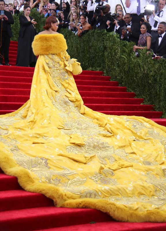 Met Gala 2015, Rihanna e l’abito chilometrico “frittatone” Met Gala 2015, Rihanna e l’abito chilometrico “frittatone”