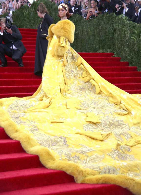 Met Gala 2015, Rihanna e l’abito chilometrico “frittatone” Met Gala 2015, Rihanna e l’abito chilometrico “frittatone”
