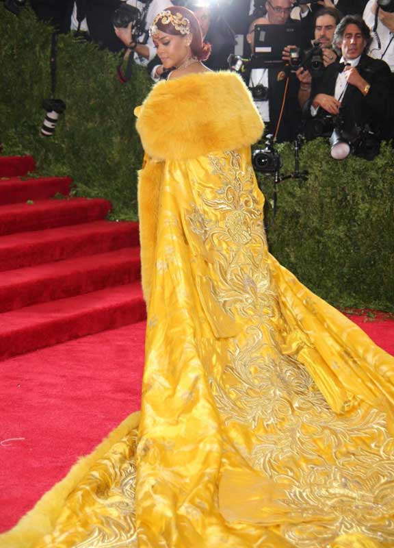 Met Gala 2015, Rihanna e l’abito chilometrico “frittatone” Met Gala 2015, Rihanna e l’abito chilometrico “frittatone”