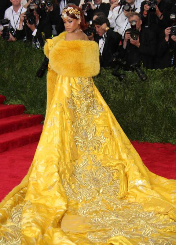 Met Gala 2015, Rihanna e l’abito chilometrico “frittatone” Met Gala 2015, Rihanna e l’abito chilometrico “frittatone”