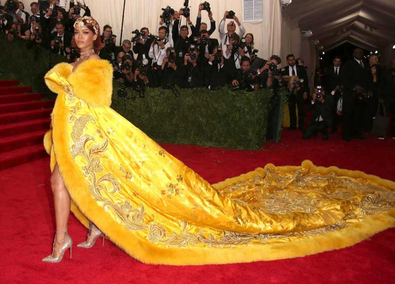 Met Gala 2015, Rihanna e l’abito chilometrico “frittatone” Met Gala 2015, Rihanna e l’abito chilometrico “frittatone”