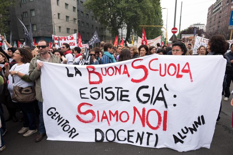 Insegnanti e studenti a braccetto in corteo contro la “Buona scuola” di Renzi