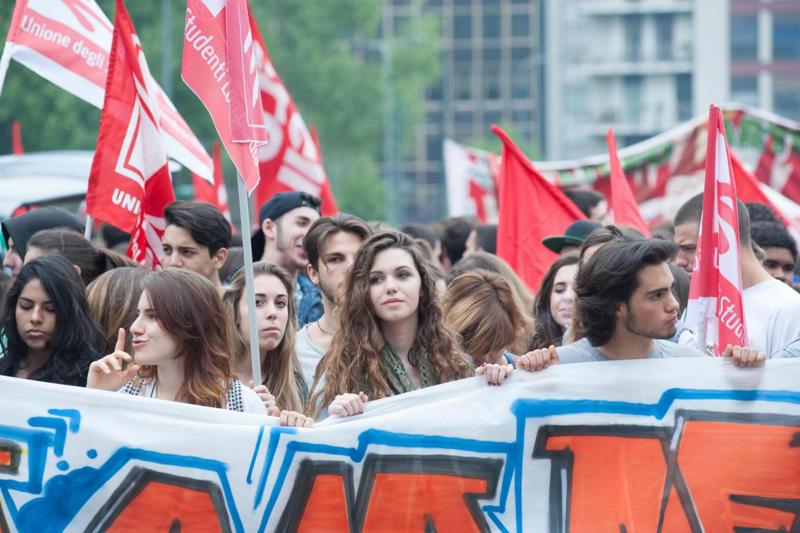 Insegnanti e studenti a braccetto in corteo contro la “Buona scuola” di Renzi