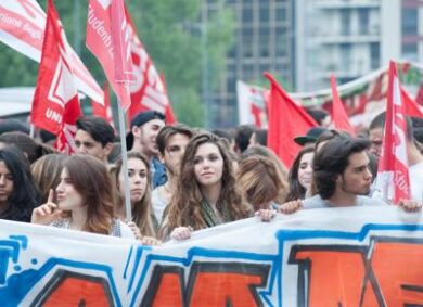 Insegnanti e studenti a braccetto in corteo contro la “Buona scuola” di Renzi