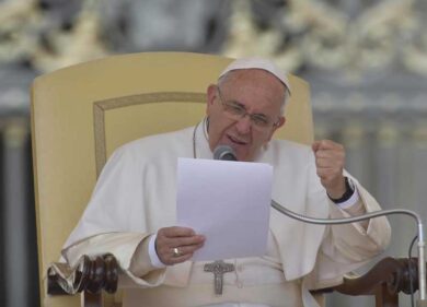 Altro che cerimonia, confetti e fiori. Il Papa: “Per sposarci ci vuole coraggio”