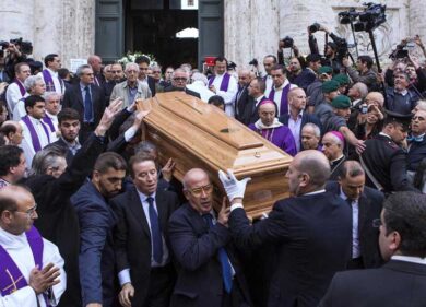 Due anni fa l’addio al divo Giulio Andreotti. Letta, Bisignani, Carra… Chi c’era a messa