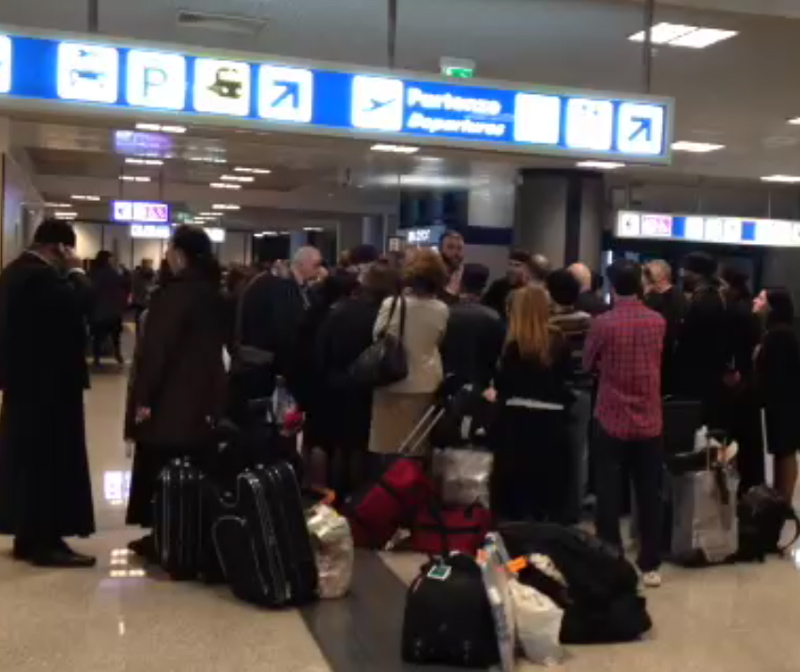 Rogo a Fiumicino, è ancora caos. In migliaia sono ancora in fila Rogo a Fiumicino, è ancora caos. In migliaia sono ancora in fila