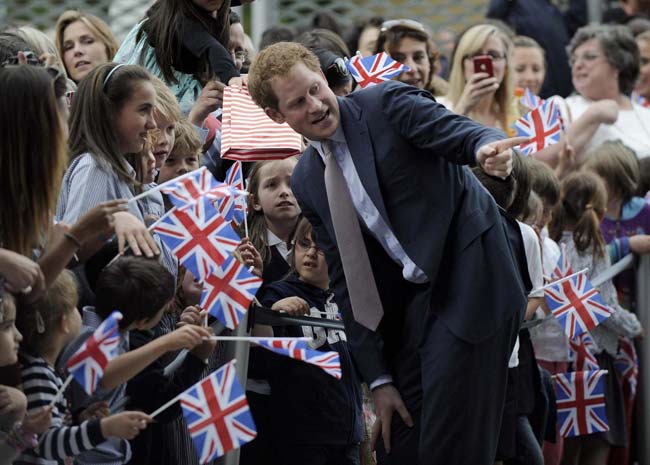 Proposta di nozze per il principe Harry. La fan lo bacia sulla bocca