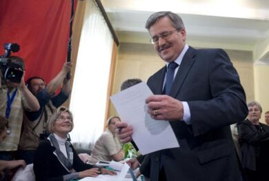 Polonia al voto, Komorowski favorito. La destra: più spesa sociale