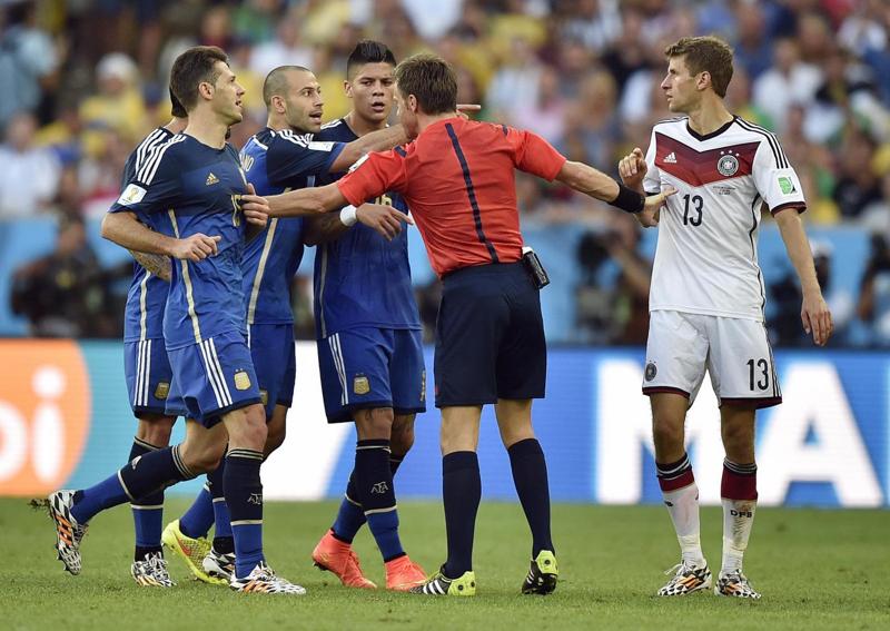 Rizzoli racconta: “Quello scambio di pestone-gomitata con Ibra…” Rizzoli racconta: “Quello scambio di pestone-gomitata con Ibra…”