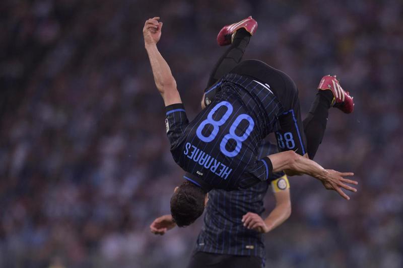 Hernanes affonda la Lazio e veleno su Lotito. “La capriola? Per lui” Hernanes affonda la Lazio e veleno su Lotito. “La capriola? Per lui”