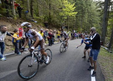 Giro d’Italia, brutta caduta per Domenico Pozzovivo. Attimi di terrore