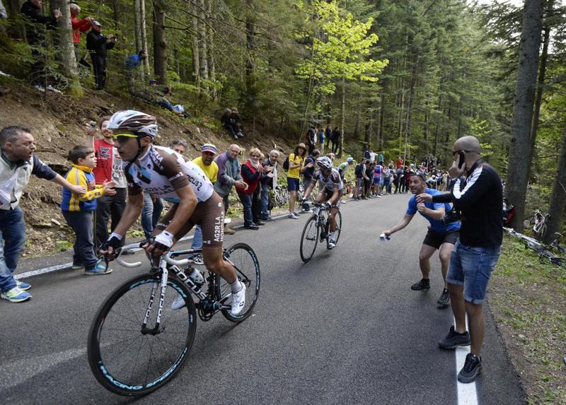 Giro d’Italia, brutta caduta per Domenico Pozzovivo. Attimi di terrore Giro d’Italia, brutta caduta per Domenico Pozzovivo. Attimi di terrore