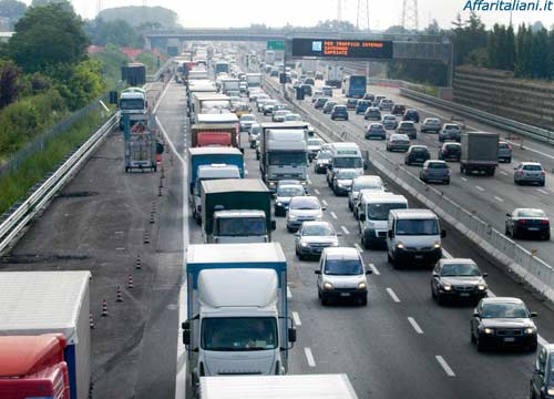 A1, tir si ribalta: chilometri di coda in direzione Milano A1, tir si ribalta: chilometri di coda in direzione Milano