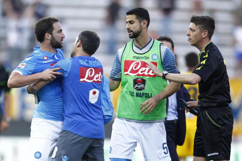 Parma-Napoli, Benitez squalificato e ammenda Higuain. Le motivazioni Parma-Napoli, Benitez squalificato e ammenda Higuain. Le motivazioni