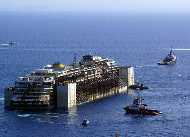 Concordia, relitto a Genova. Via allo smantellamento Concordia, relitto a Genova. Via allo smantellamento