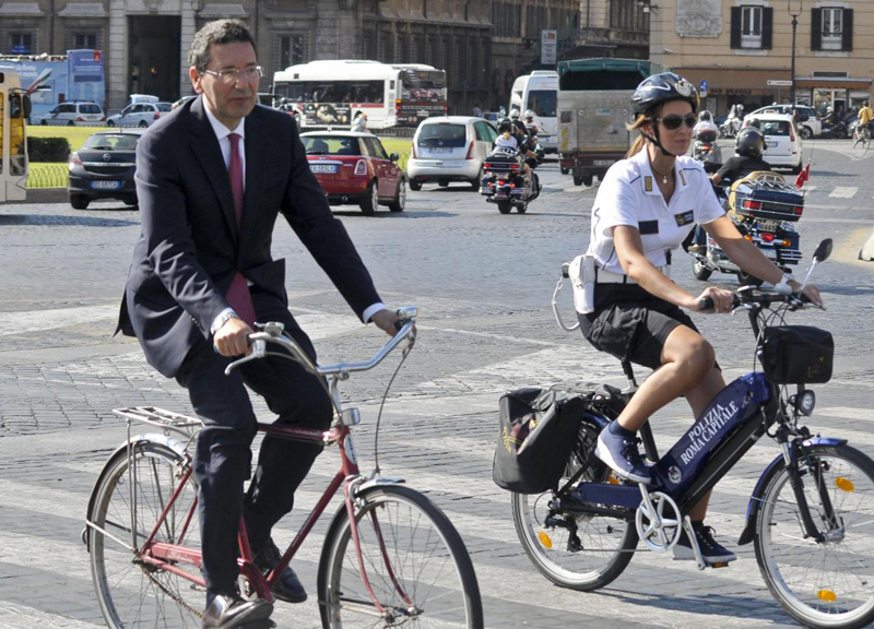 L’ultimo insulto di Marino alla città. “Coi giornali ci incartiamo pesce e uova”