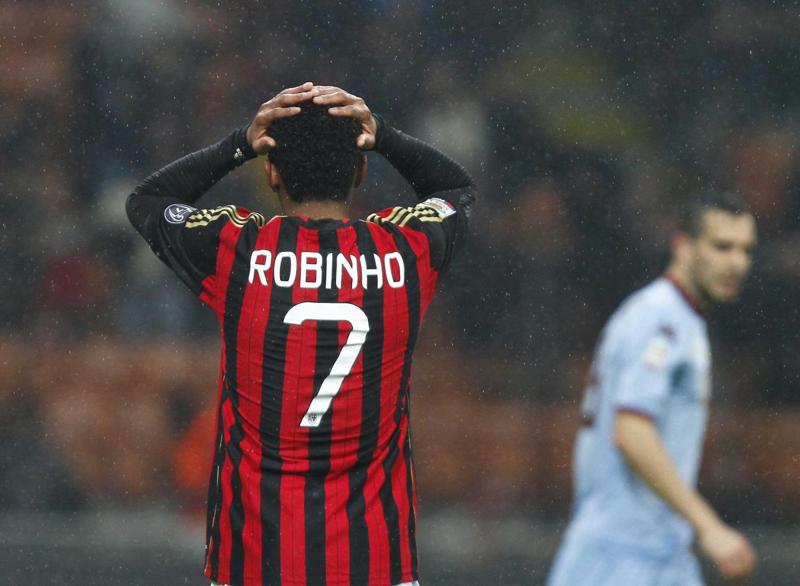 Milan, doppio addio: ufficiale Robinho e poi… Milan, doppio addio: ufficiale Robinho e poi…