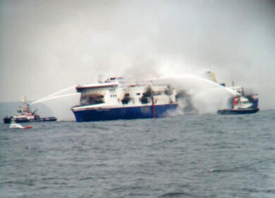 Bari, incendio su traghetto:  300 persone a bordo