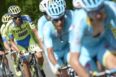 Contador cade: il suo Giro è a rischio. Preoccupa infortunio al braccio