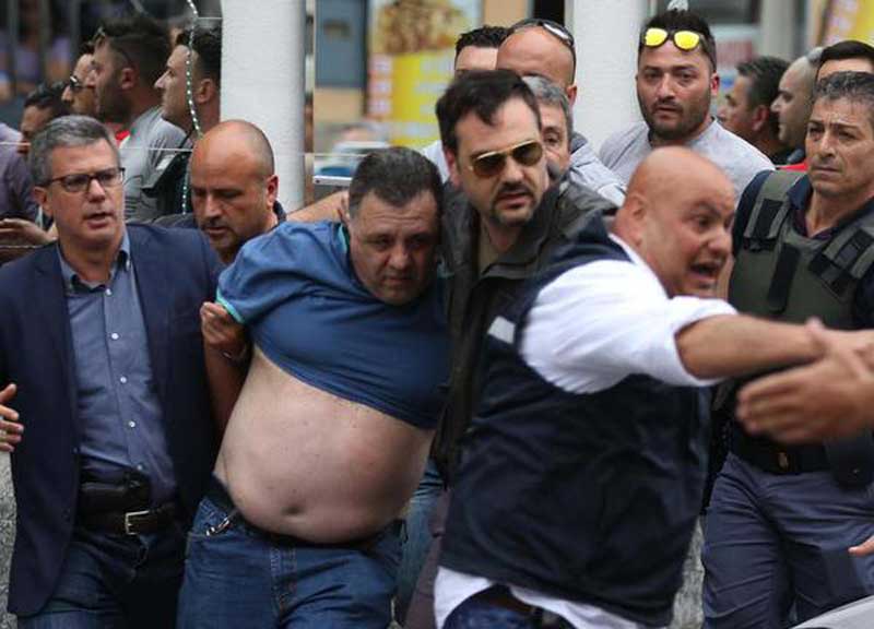 Napoli, litiga con la moglie e spara in strada: 4 morti e 6 feriti Napoli, litiga con la moglie e spara in strada: 4 morti e 6 feriti