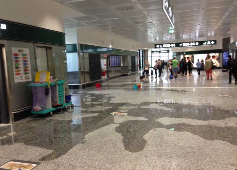 Malpensa, bomba d’acqua e aeroporto chiuso un’ora: nubifragio a Milano Malpensa, bomba d’acqua e aeroporto chiuso un’ora: nubifragio a Milano