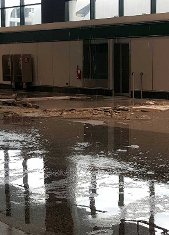 Malpensa, bomba d’acqua e aeroporto chiuso un’ora: nubifragio a Milano Malpensa, bomba d’acqua e aeroporto chiuso un’ora: nubifragio a Milano