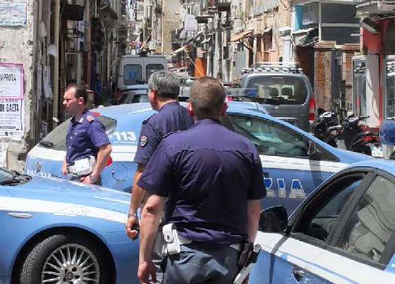 Napoli, litiga con la moglie e spara in strada: 4 morti e 6 feriti Napoli, litiga con la moglie e spara in strada: 4 morti e 6 feriti