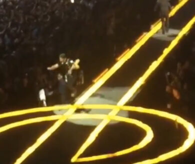 U2, il chitarrista cade nel vuoto dal palco