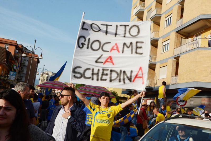 Frosinone in serie A, la tragedia ai festeggiamenti: grave un neonato Frosinone in serie A, la tragedia ai festeggiamenti: grave un neonato