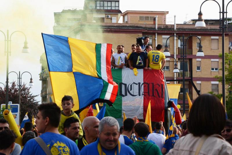 Frosinone in serie A, la tragedia ai festeggiamenti: grave un neonato Frosinone in serie A, la tragedia ai festeggiamenti: grave un neonato