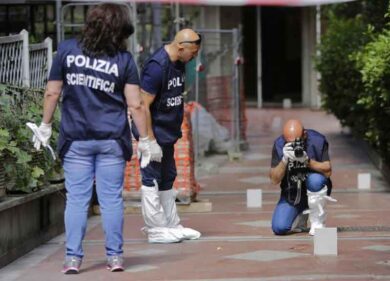 Litiga col vicino di casa e lo uccide. Trovato morto in una pozza di sangue